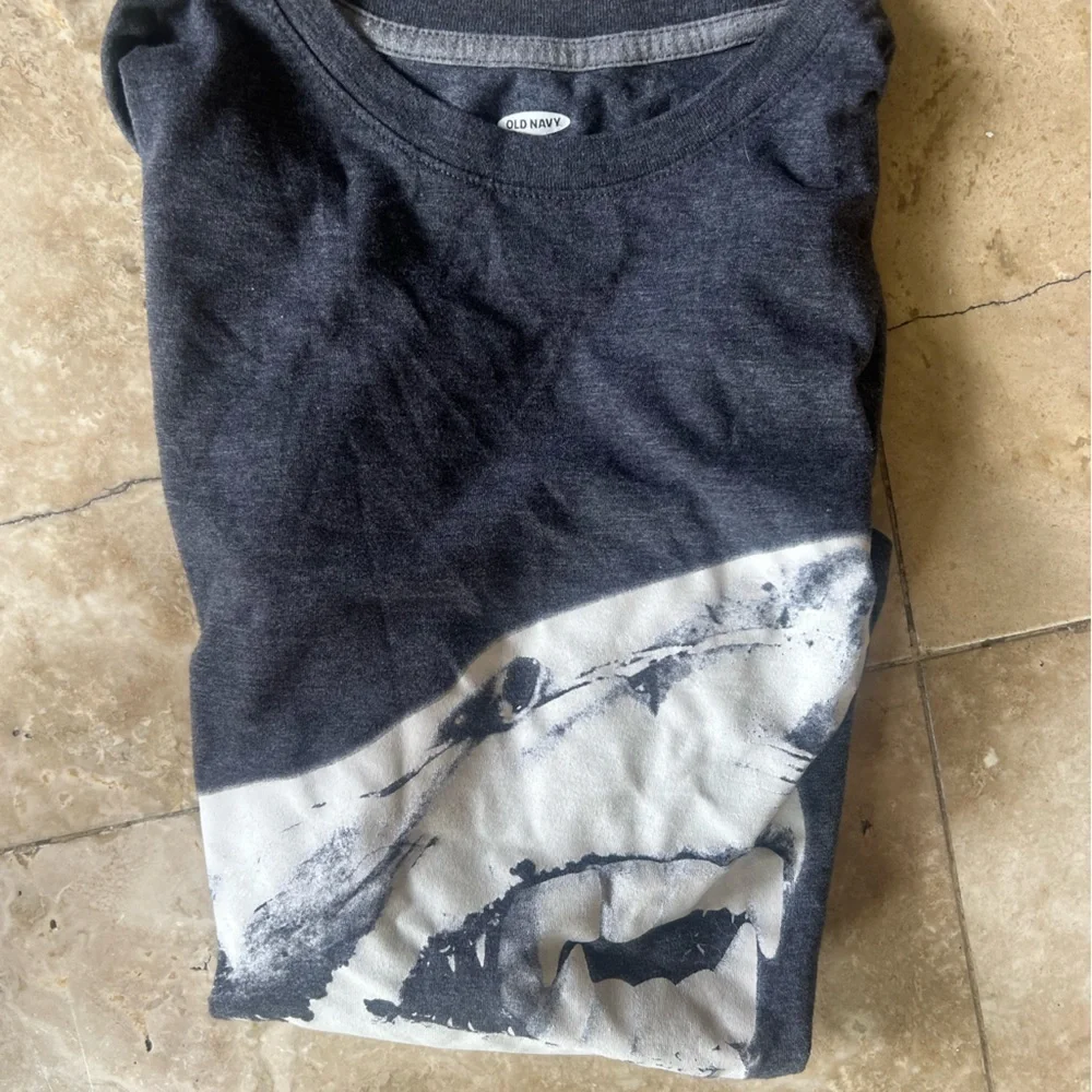 Old Navy boys Jaws long sleeve tea crewneck very good condition XL 14-16